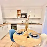 Scandi Apartment Mit Terrasse Und Parkplatz
